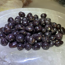 Bild in Galerie-Viewer laden, Star Garnet Small Tumble