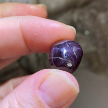 Bild in Galerie-Viewer laden, Star Garnet Small Tumble