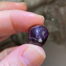Bild in Galerie-Viewer laden, Star Garnet Small Tumble