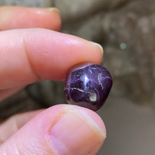 Bild in Galerie-Viewer laden, Star Garnet Small Tumble