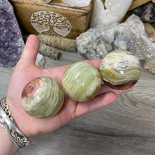 Bild in Galerie-Viewer laden, Green Onyx 2" Spheres