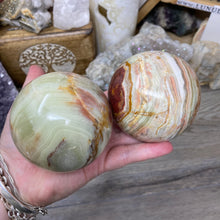 Bild in Galerie-Viewer laden, Green Onyx 3" Spheres