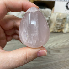 Bild in Galerie-Viewer laden, Rose Quartz 2" Egg