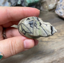 Bild in Galerie-Viewer laden, Picasso Small Skull