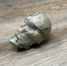 Bild in Galerie-Viewer laden, Picasso Small Skull