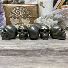 Bild in Galerie-Viewer laden, Pyrite 2" Skulls
