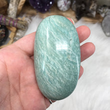 Bild in Galerie-Viewer laden, Amazonite Palm Stone 2