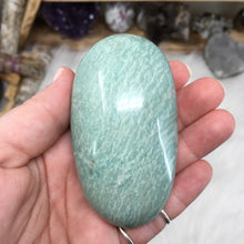 Bild in Galerie-Viewer laden, Amazonite Palm Stone 2