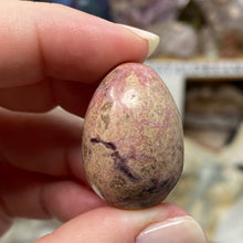Bild in Galerie-Viewer laden, Rhodonite Mini Egg #01