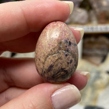 Bild in Galerie-Viewer laden, Rhodonite Mini Egg #01
