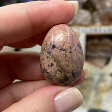 Bild in Galerie-Viewer laden, Rhodonite Mini Egg #01