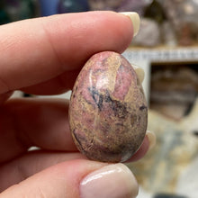 Bild in Galerie-Viewer laden, Rhodonite Mini Egg #01
