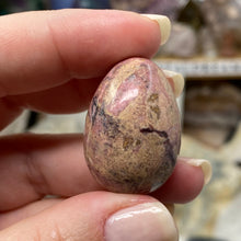 Bild in Galerie-Viewer laden, Rhodonite Mini Egg #01