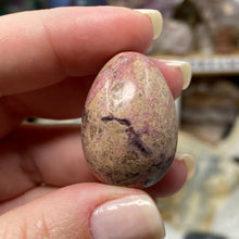Bild in Galerie-Viewer laden, Rhodonite Mini Egg #01