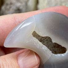 将图像加载到图库查看器中,Druzy Agate Moon #01