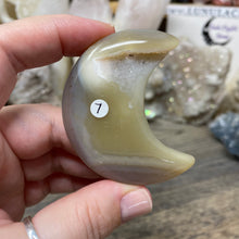 将图像加载到图库查看器中,Druzy Agate Moon #07