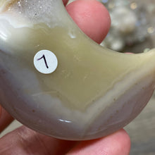 将图像加载到图库查看器中,Druzy Agate Moon #07