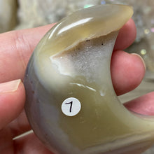 将图像加载到图库查看器中,Druzy Agate Moon #07