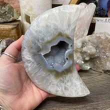 Bild in Galerie-Viewer laden, Druzy Agate Large Moon #08 *Rainbows