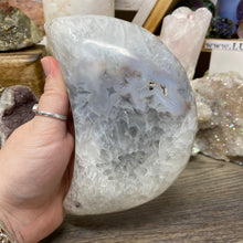 Bild in Galerie-Viewer laden, Druzy Agate Large Moon #08 *Rainbows