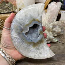 Bild in Galerie-Viewer laden, Druzy Agate Large Moon #08 *Rainbows