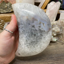 Bild in Galerie-Viewer laden, Druzy Agate Large Moon #08 *Rainbows