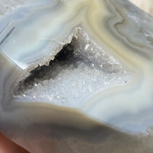 Chargez l'image dans la visionneuse de la galerie, Druzy Agate Large Moon #09 *Rainbows