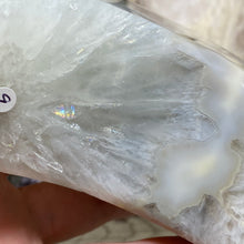 Chargez l'image dans la visionneuse de la galerie, Druzy Agate Large Moon #09 *Rainbows