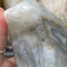 Chargez l'image dans la visionneuse de la galerie, Druzy Agate Large Moon #09 *Rainbows