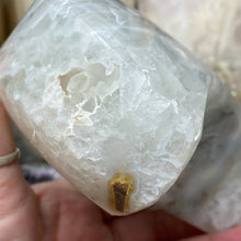 Chargez l'image dans la visionneuse de la galerie, Druzy Agate Large Moon #09 *Rainbows