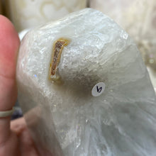 Chargez l'image dans la visionneuse de la galerie, Druzy Agate Large Moon #09 *Rainbows