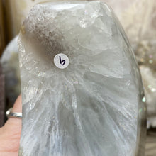 Chargez l'image dans la visionneuse de la galerie, Druzy Agate Large Moon #09 *Rainbows