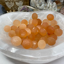 Bild in Galerie-Viewer laden, Selenite Peach Tumbles