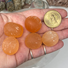 Bild in Galerie-Viewer laden, Selenite Peach Tumbles