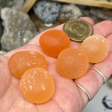 Bild in Galerie-Viewer laden, Selenite Peach Tumbles
