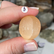 Bild in Galerie-Viewer laden, Selenite Peach Tumbles
