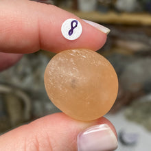 Bild in Galerie-Viewer laden, Selenite Peach Tumbles
