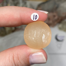 Bild in Galerie-Viewer laden, Selenite Peach Tumbles