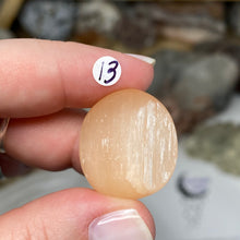 Bild in Galerie-Viewer laden, Selenite Peach Tumbles