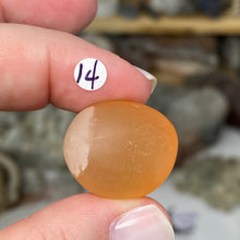 Bild in Galerie-Viewer laden, Selenite Peach Tumbles