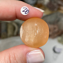 Bild in Galerie-Viewer laden, Selenite Peach Tumbles