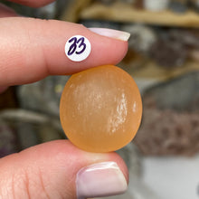 Bild in Galerie-Viewer laden, Selenite Peach Tumbles