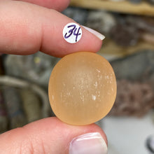 Bild in Galerie-Viewer laden, Selenite Peach Tumbles