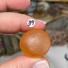 Bild in Galerie-Viewer laden, Selenite Peach Tumbles