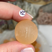 Bild in Galerie-Viewer laden, Selenite Peach Tumbles