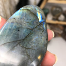 Cargar imagen en el visor de la galería, Labradorite Palm Stone #13