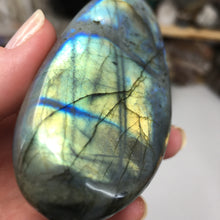 Cargar imagen en el visor de la galería, Labradorite Palm Stone #13