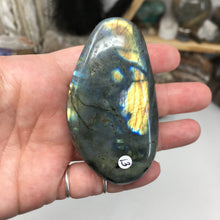 Cargar imagen en el visor de la galería, Labradorite Palm Stone #13
