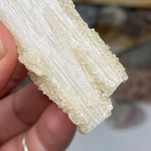 Chargez l'image dans la visionneuse de la galerie, Scolecite with Calcite Specimen #05