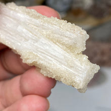 Chargez l'image dans la visionneuse de la galerie, Scolecite with Calcite Specimen #05